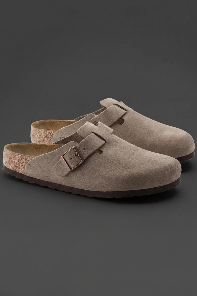 Zuecos suede taupe Izan - fondo gris carbón